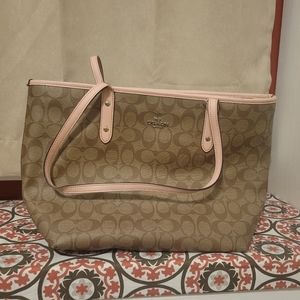 Used coach Purse. Tan whith pink strap.
